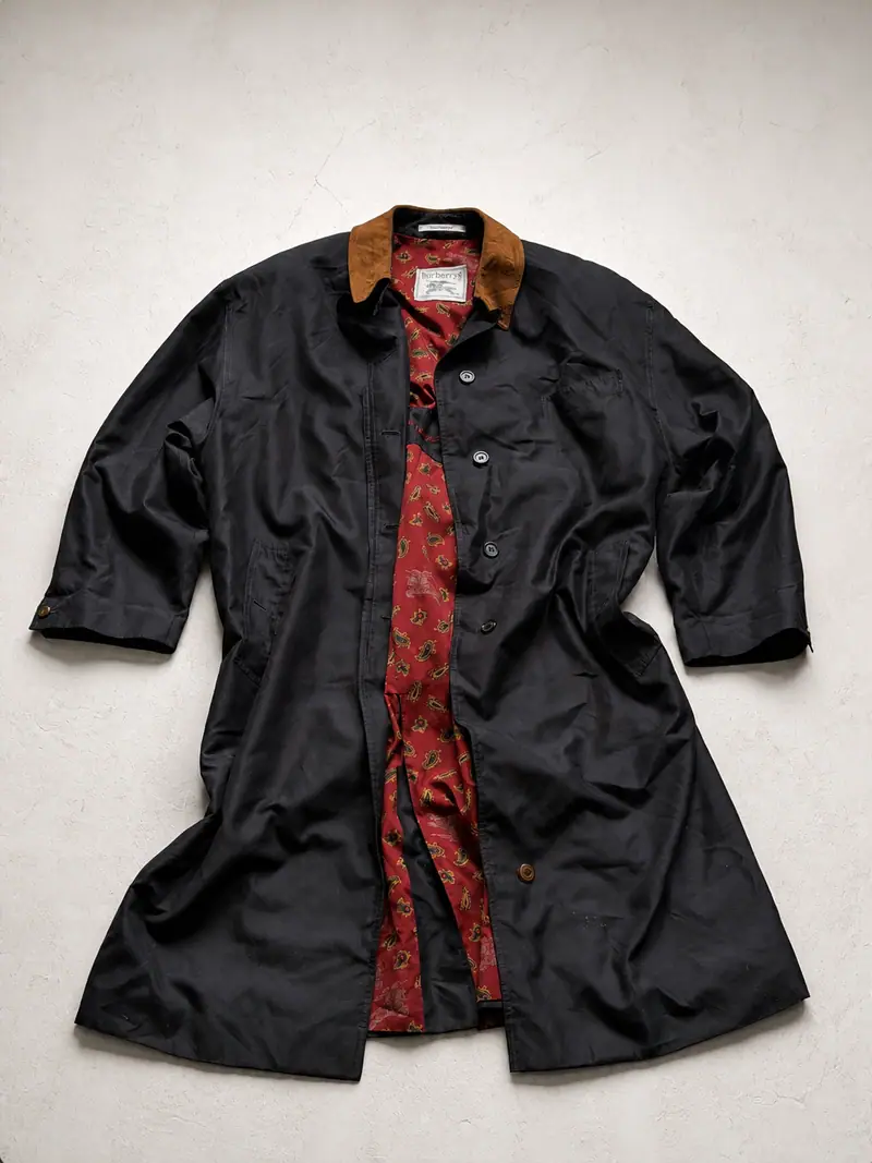 Gabardina Burberrys negra cuello pana camel forro paisley rojo talla 42